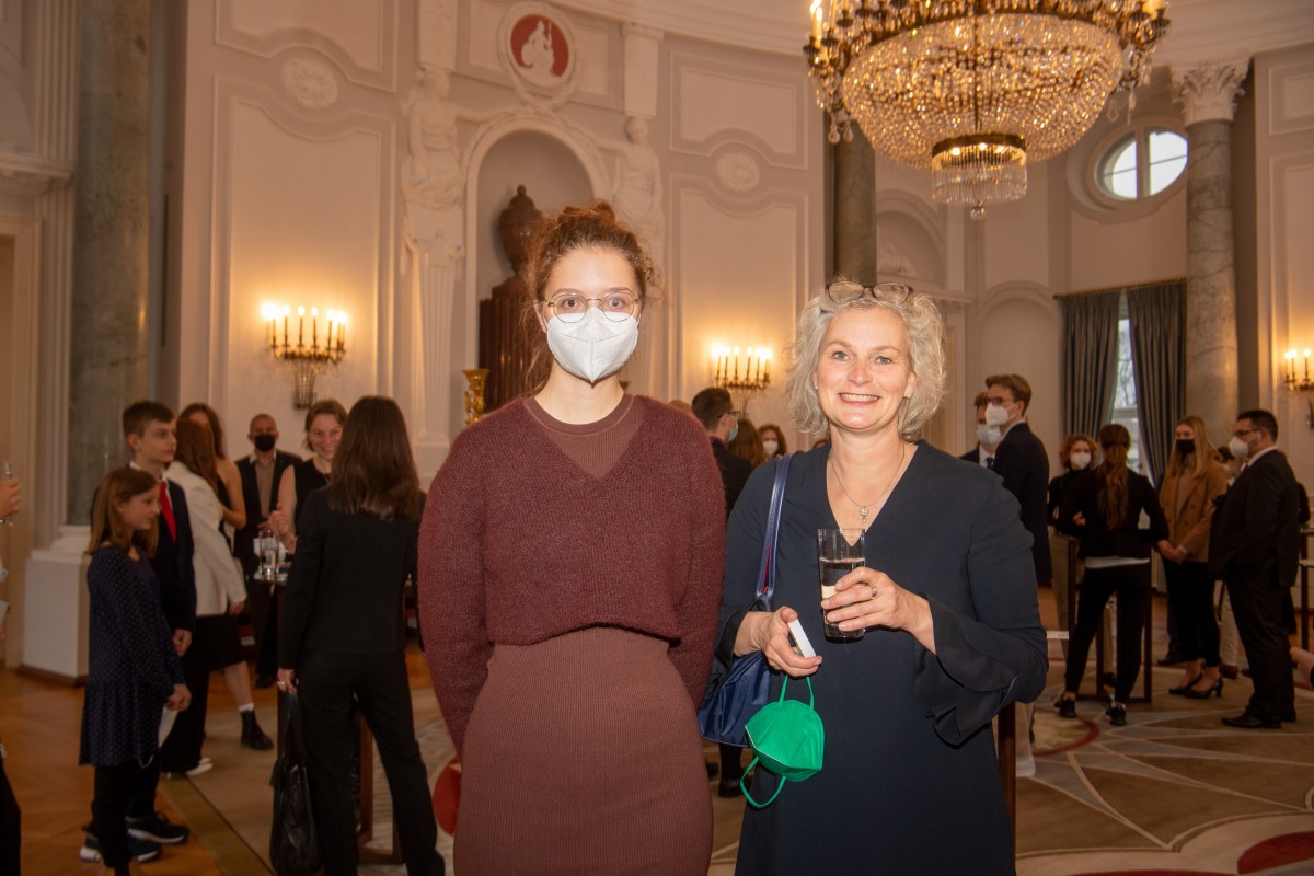 Lea Bezzel als Vertreterin der Schule und Claudia Bargfeld