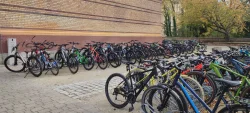 Großzügiger Fahrradparkplatz